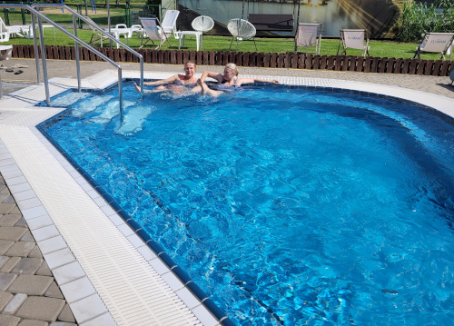 Całoroczne jacuzzi zewnętrzne w Hotelu Mrągowo Resort & Spa