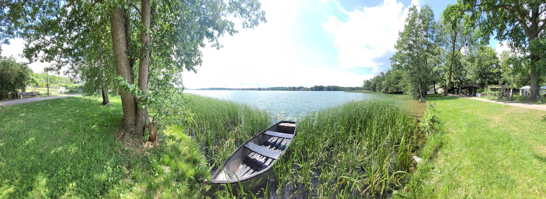 Stara łódka na jeziorze Czos