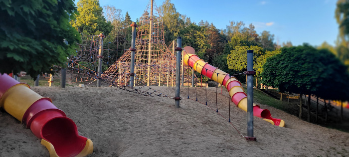 Zjeżdżalnia dla dzieci przy promenadzie