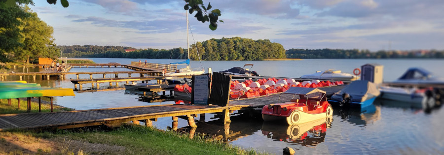 Wypożyczalnia sprzętu wodnego nieopodal Hotelu Mrągowo Resort & Spa