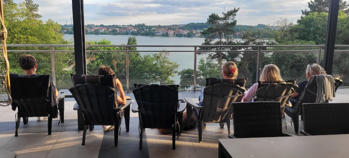 Widok na Jezioro Czos z tarasu Hotelu