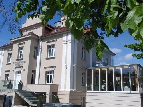 {{entry/name}} | hotele {field_city/data}